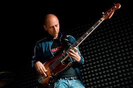 Basgitarista Juraj Griglák vydáva jedinečnú reedíciu oceňovaného albumu Bass Friends