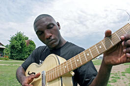 Bluesman Cedric Burnside vystúpi na festivale Hudba v Meste