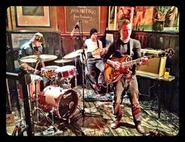 JAZZ NUT TRIO ::: im froff, 16.5.2014 19:00