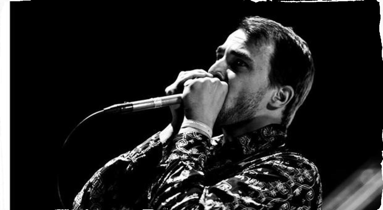 Juraj Schweigert privíta v Kafé Scherz amerického gitaristu Ryana Donohua