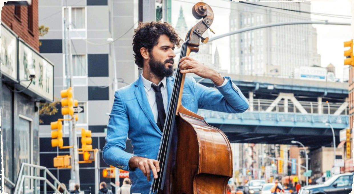 Livestream iniciatívy ,,Aby kultúra žila’’: v piatok večer sa predstaví jedinečný grécky kontrabasista Petros Klampanis