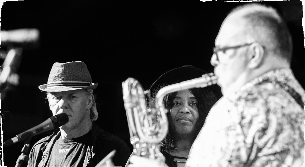 Erik Rothenstein vydáva nové CD. So svojou kapelou a hosťami Elsou Valle a Gáborom Winandom nahrali "živák"