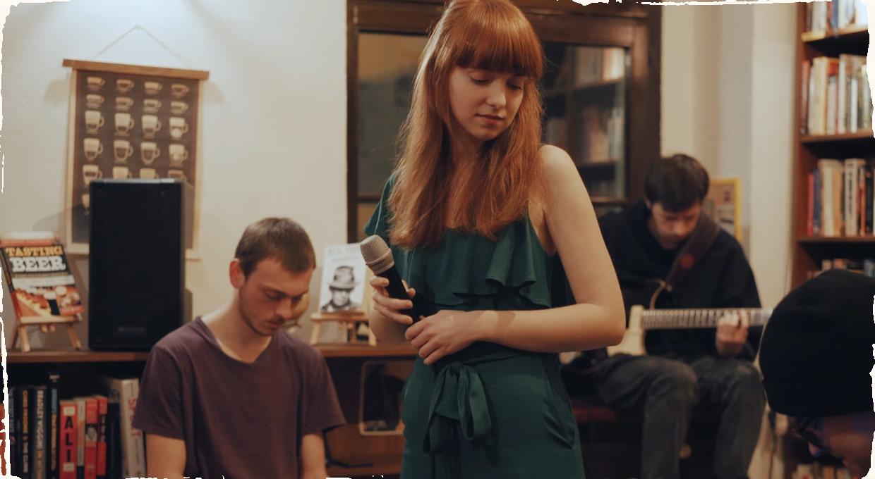 Chytľavý basový riff a originálna slovenčina: to je nový singel Agi Hlavenkovej "V údolí vrán"