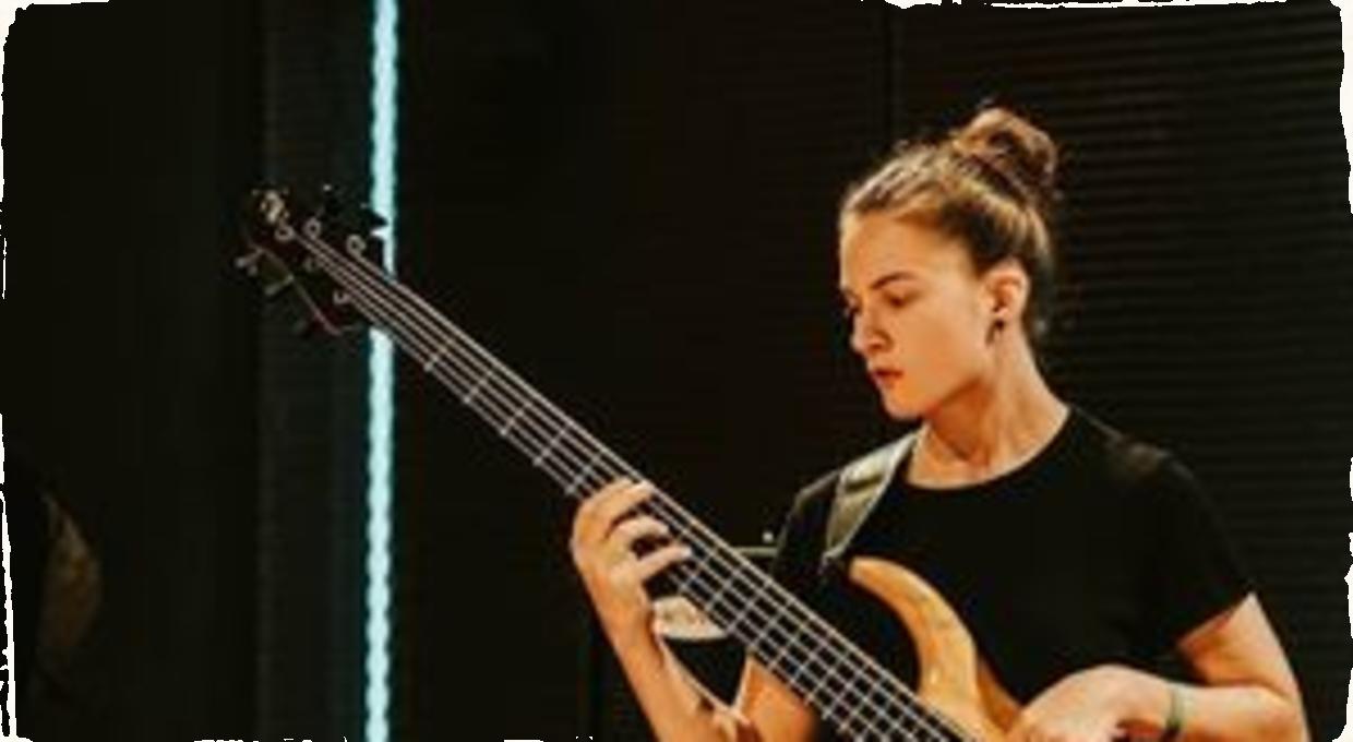 Basgitaristke Laure Jaškovej odcudzili basgitaru. Pomôcť jej môžeme všetci.