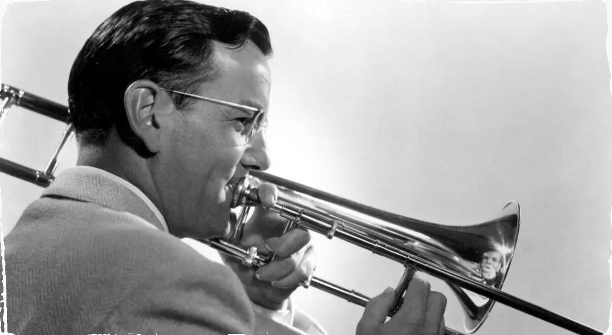 Jubilujúci bandlíder Glenn Miller