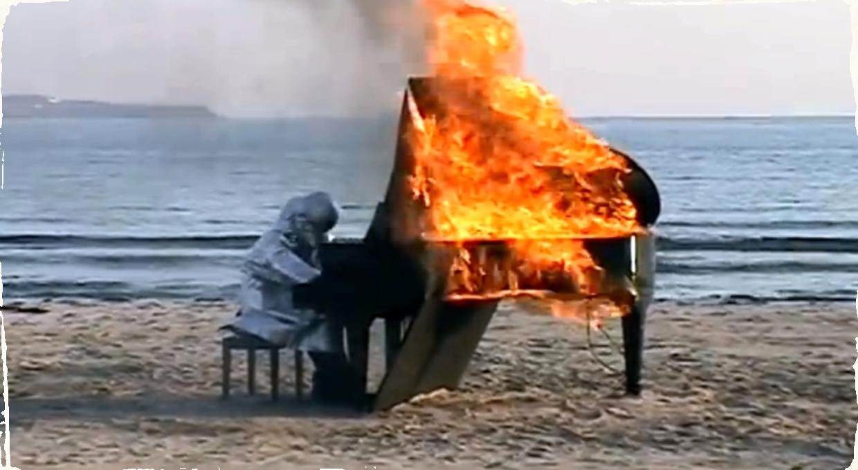 Yosuke Yamashita za klavírom v plameňoch