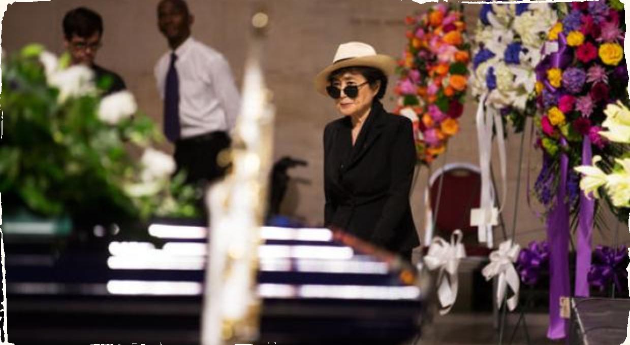 Yoko Ono na pohreb Ornette Colemana priniesla ručne tkaný šál